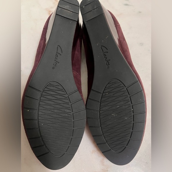 Womens 8 M Clarks Mallory Berry Wedge Heel Loafers Burgundy Suede Leather - Picture 7 of 7